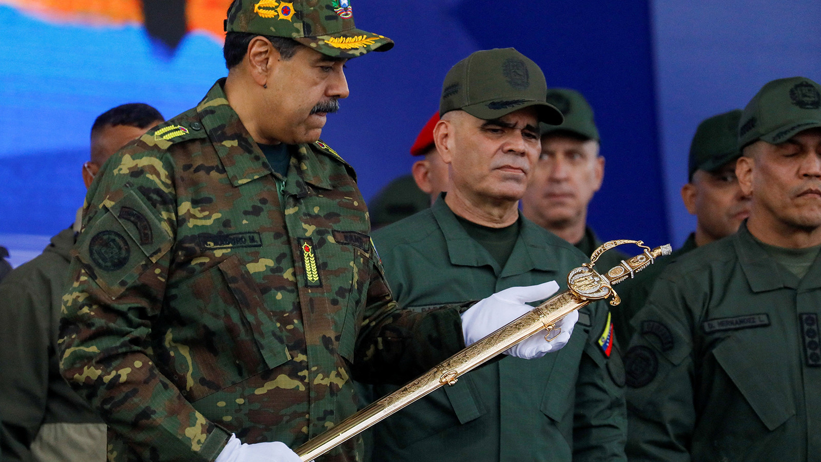 Adım adım savaşa: Maduro kılıç çekip ABD'ye meydan okudu