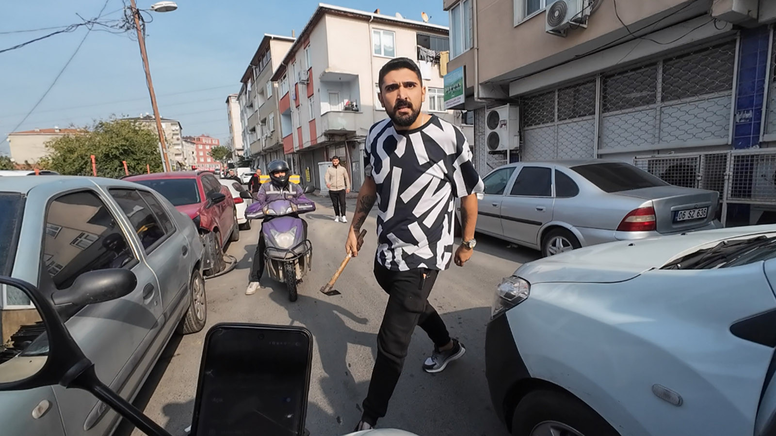 Ataşehir'de trafikte keserli saldırı! "Dayak yiyeceksin, kafanı gözünü kıracağım"