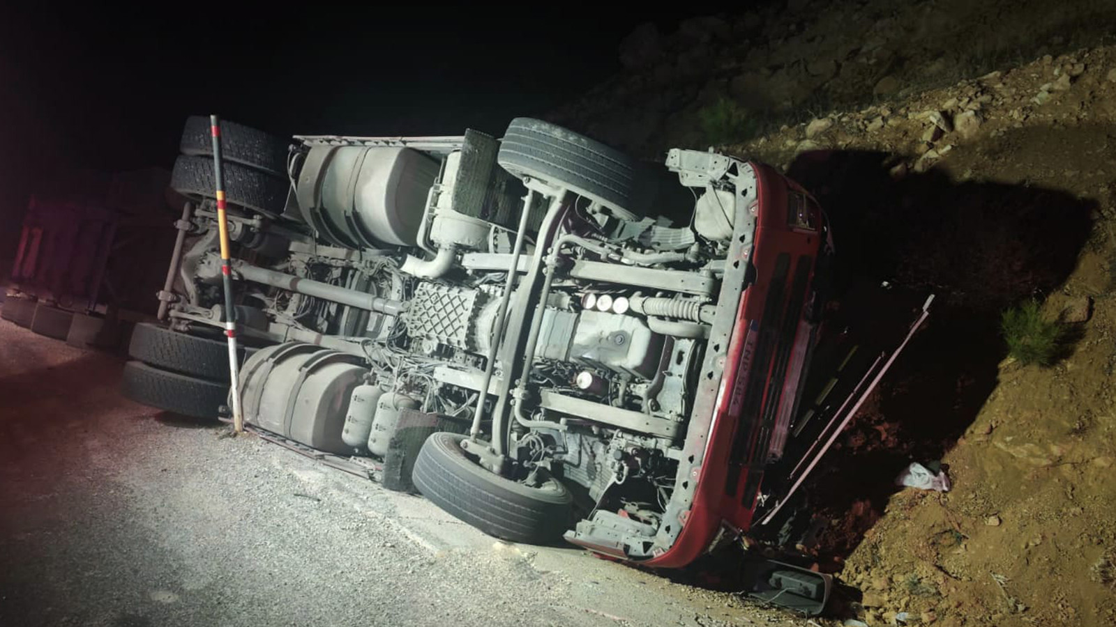 Şarampole devrilen tırın sürücüsü öldü