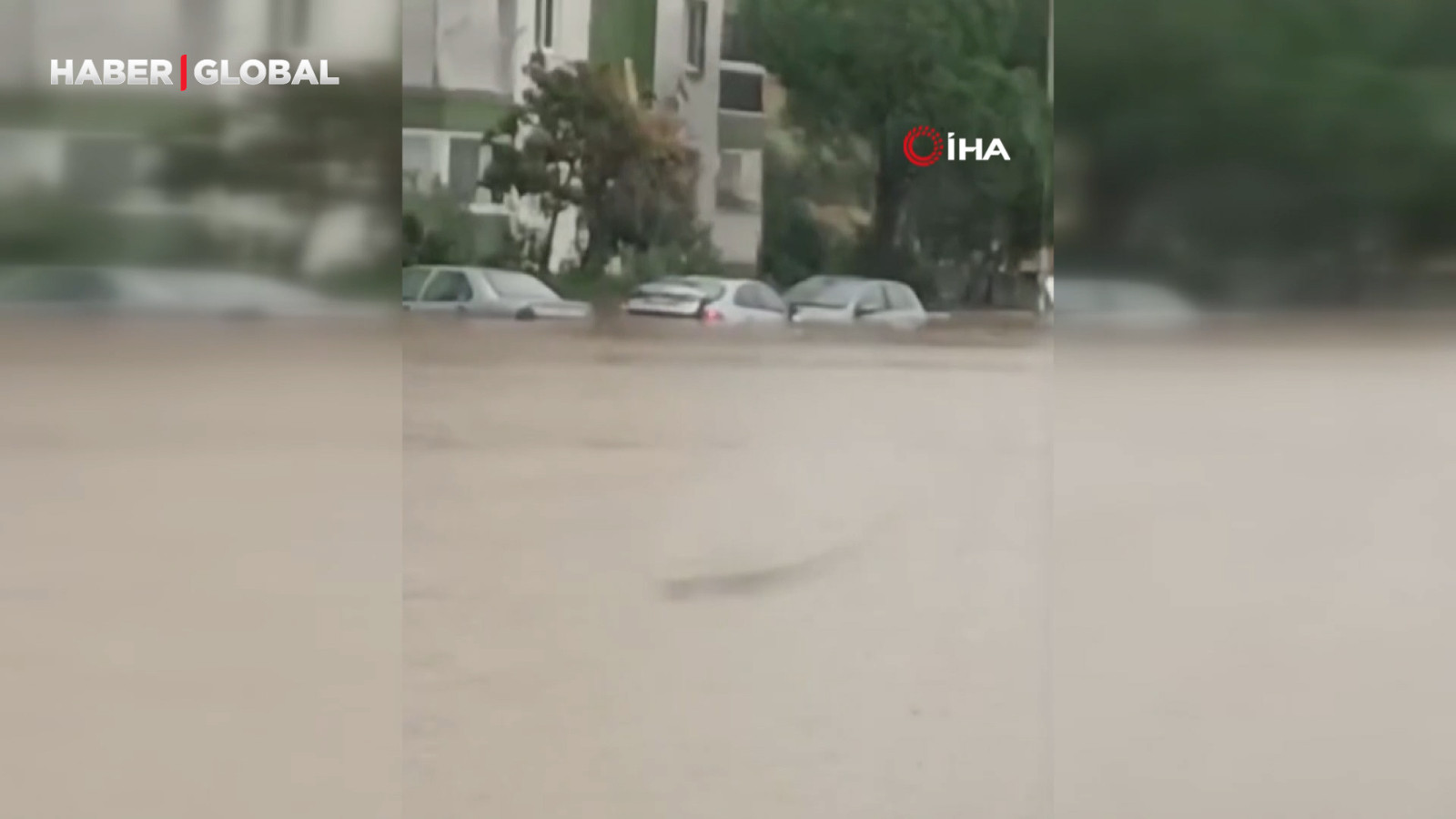 İzmir'de araçlar su altında kaldı