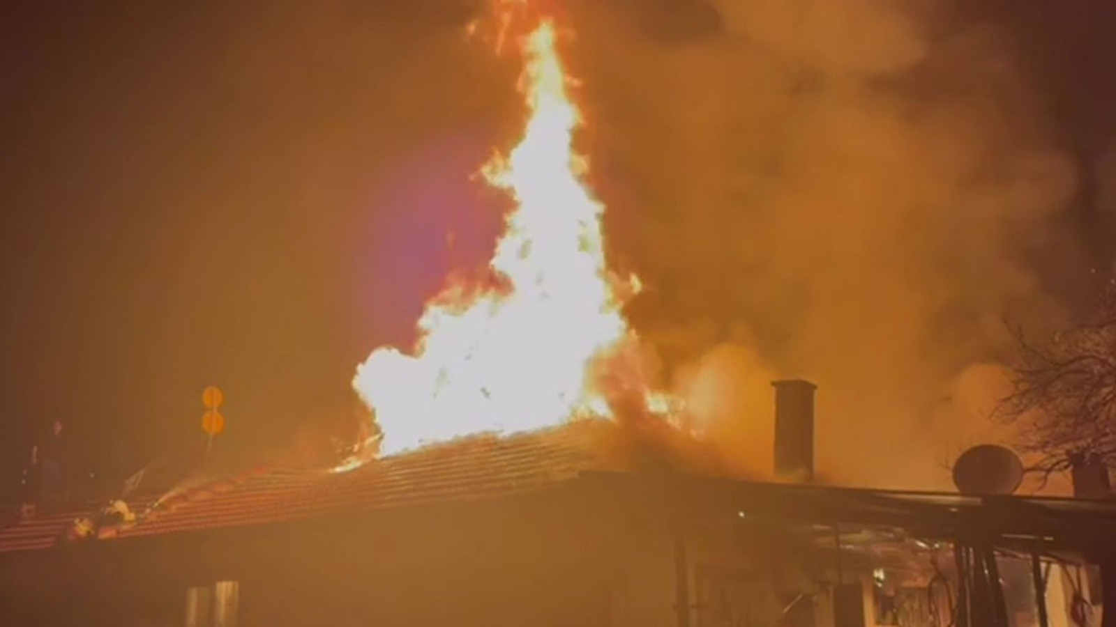 Manisa'da gece saatlerinde yangın paniği
