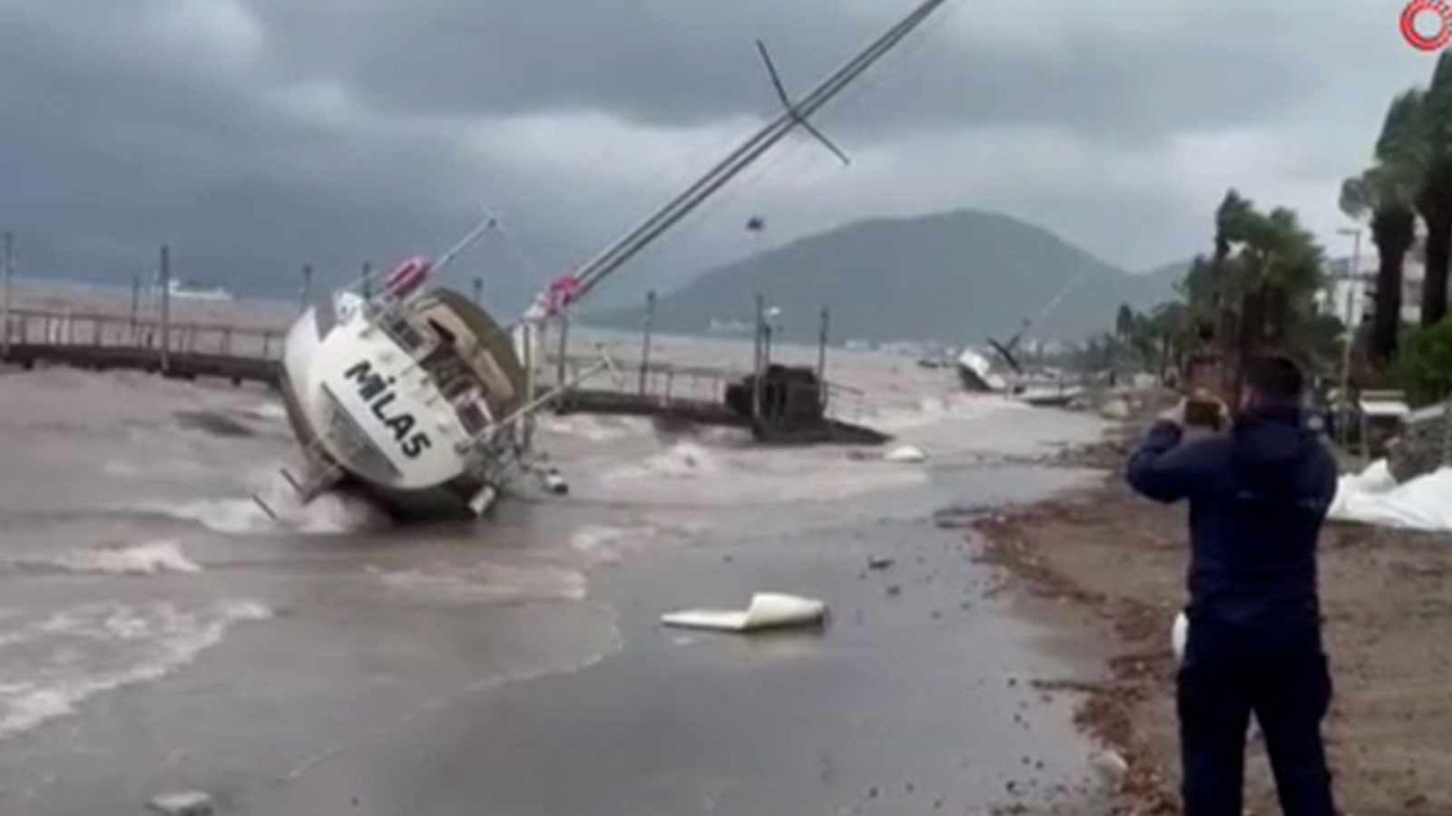 Marmaris'te fırtına ve sağanak hayatı felç etti: 3 tekne karaya vurdu