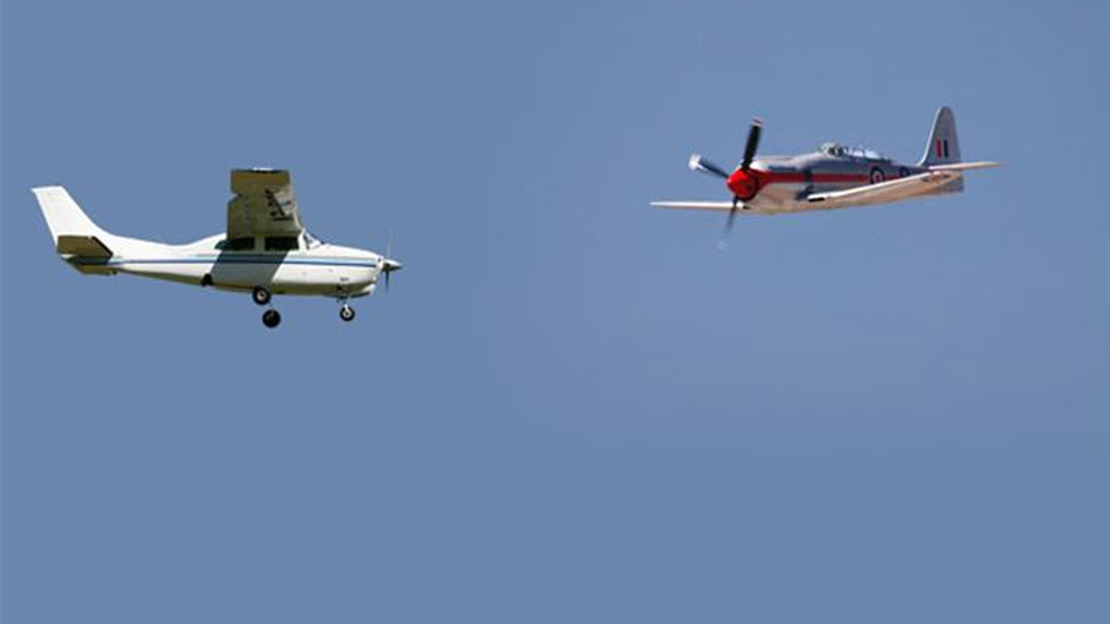 Gökyüzünde felaket! İki uçak havada çarpıştı: Pilot hayatını kaybetti