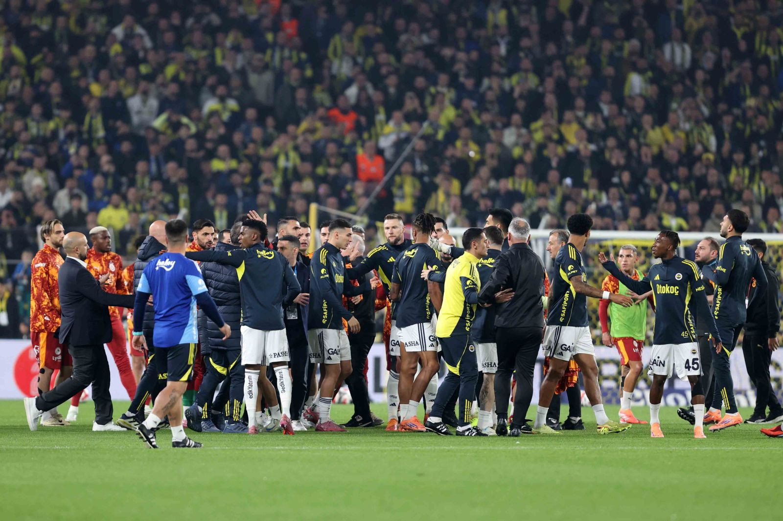 Fenerbahçe - Galatasaray maçı öncesi futbolcular arasında gerginlik çıktı - Resim: 4