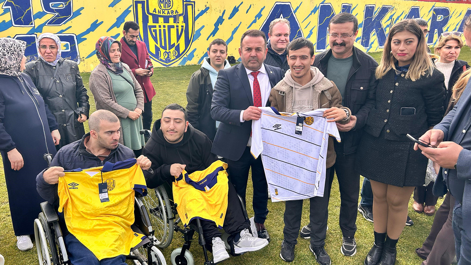 MKE Ankaragücü antrenmanında özel misafirler: Aileleriyle birlikte takip ettiler