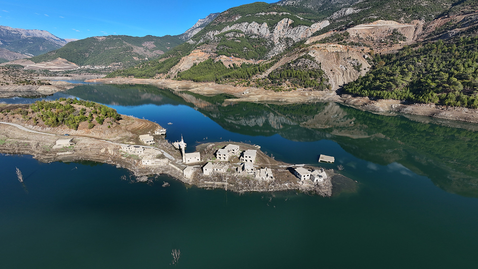 Kuraklık KKTC'ye su sağlayan barajda alarm zillerini çaldırdı: 11 yıl önce suya gömülen köy ortaya çıktı