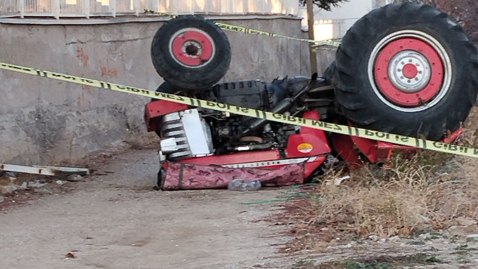 92 yaşındaki adam hastanenin otoparkında traktörüyle düşerek öldü