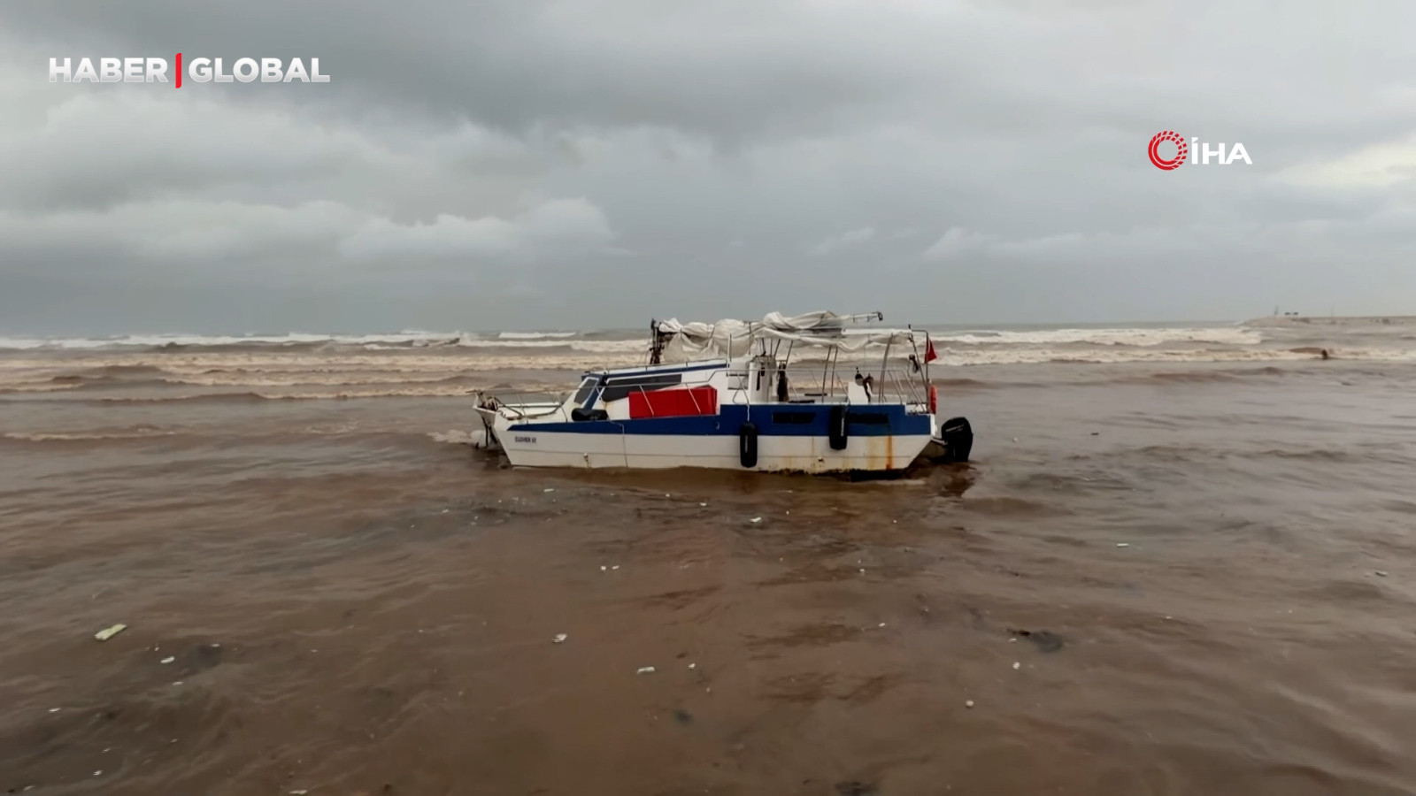 Finike'de tekne fırtına sebebiyle kıyıya sürüklendi, denizin rengi çamura döndü