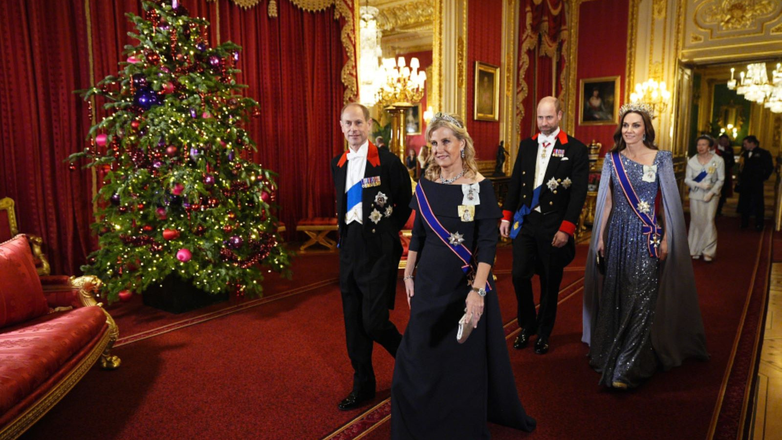 Kate Middleton 2 bin 600 pırlantalı tacıyla boy gö…