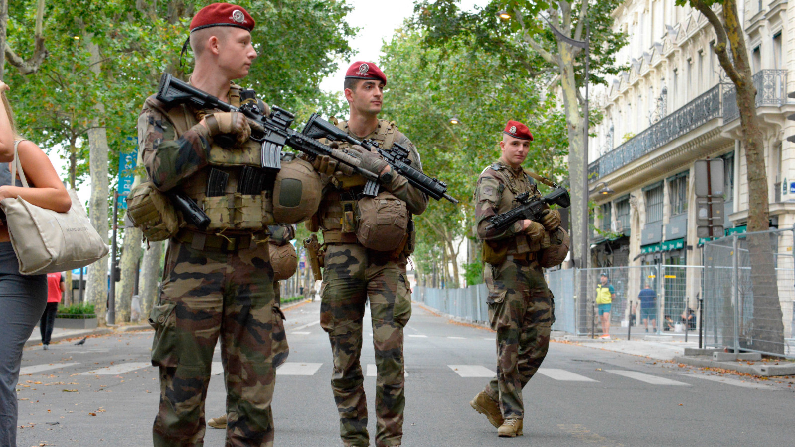 Fransa'da nükleer denizaltı üssünde alarm: Ateş açıldı