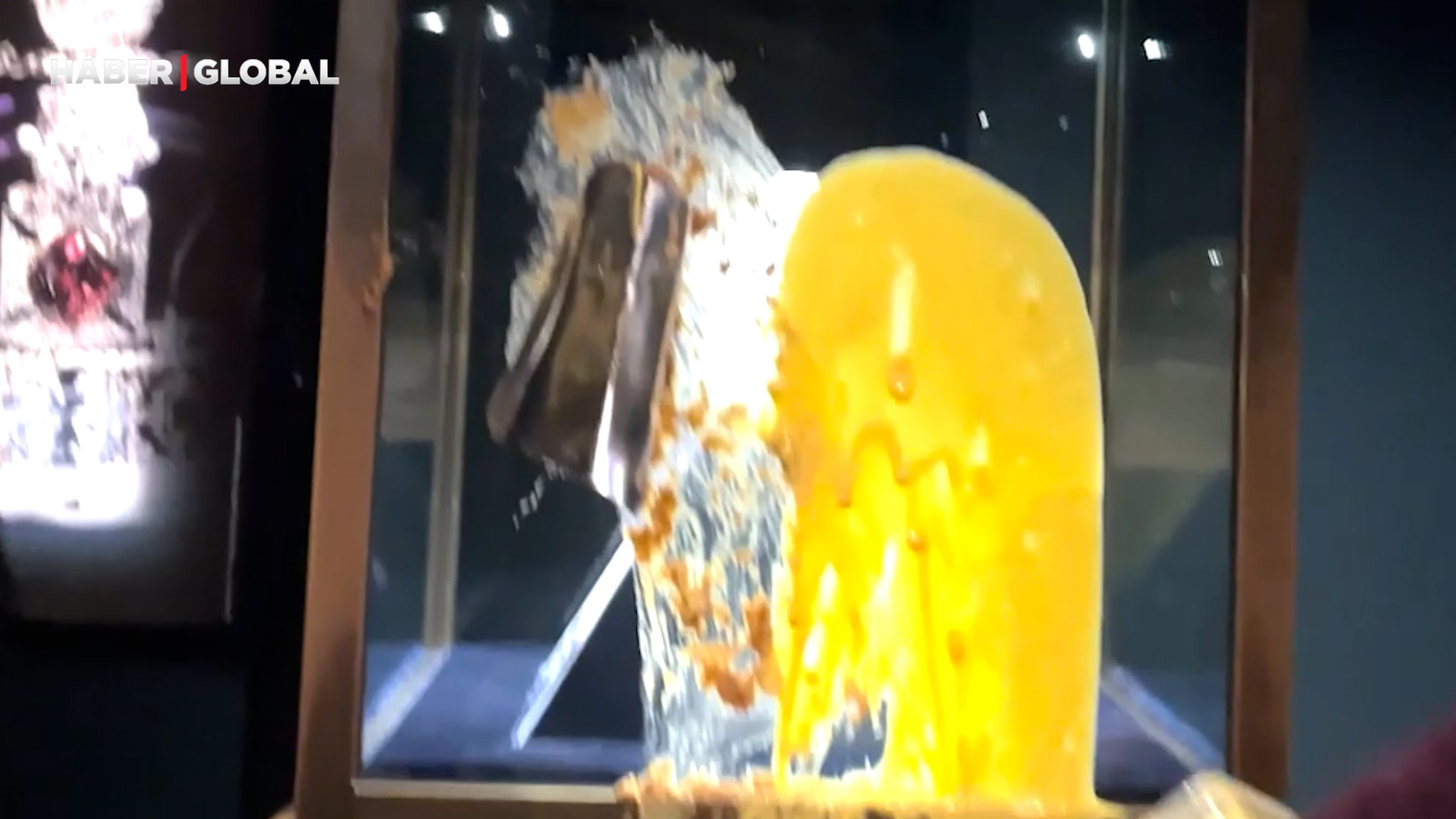 İngiltere'de kraliyet tacına muhallebili saldırı!