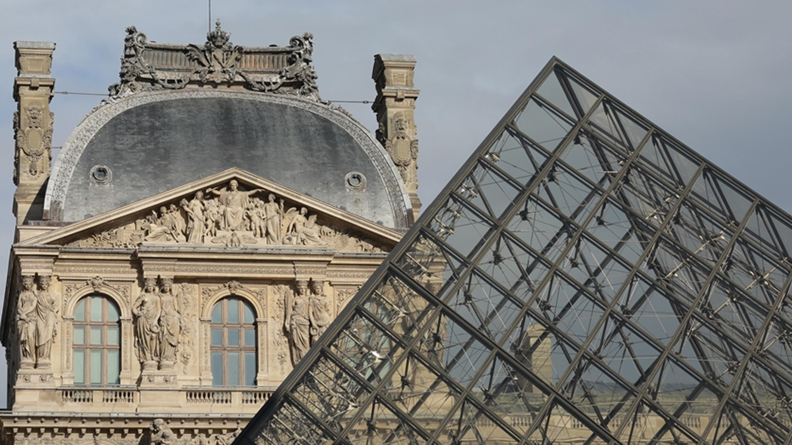 Louvre Müzesi’nde büyük skandal! 400 eser zarar gördü