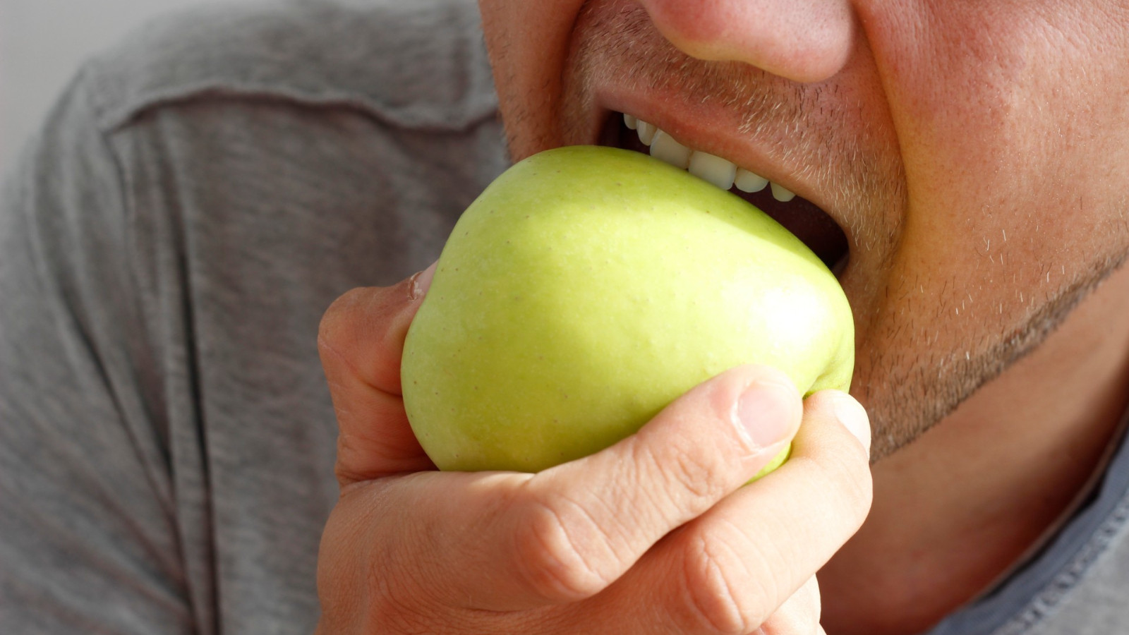 Sabah uyanan ilk iş buzdolabına koşuyor! Meğer sabah aç karnına elma yemek bakın nasıl bir fayda sağlıyormuş