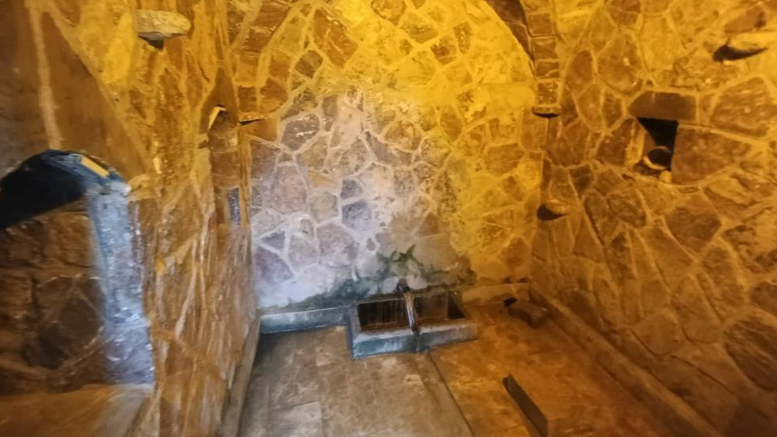 Asırlara meydan okuyan çeşme; hiç kesilmeyen suyu …