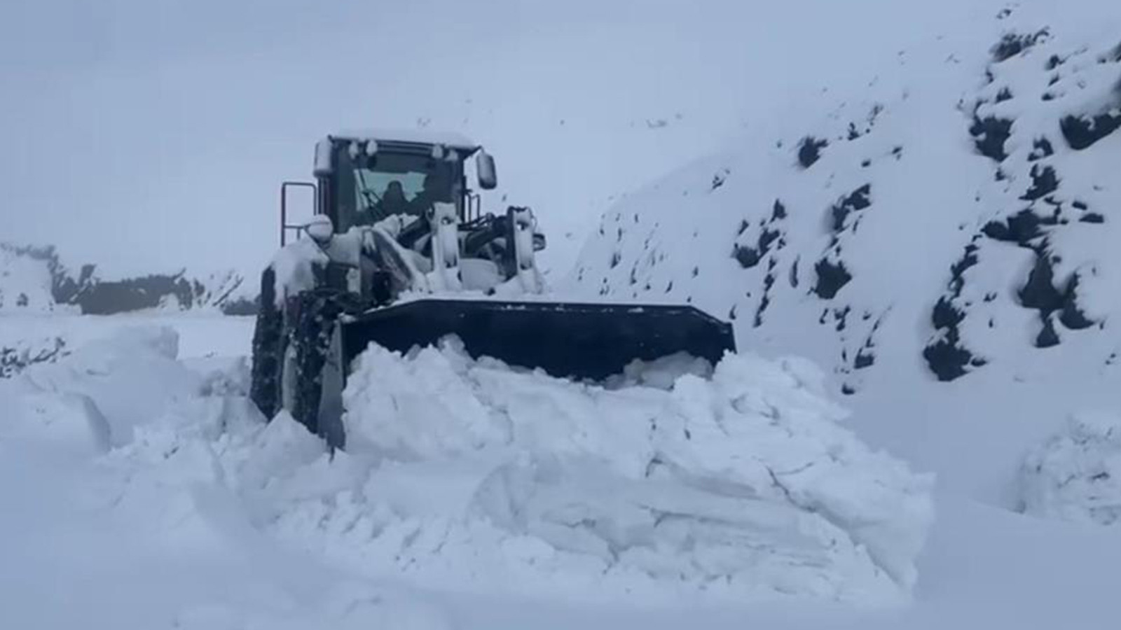 Kar yağışı aralıksız sürüyor; yarım metreyi geçti