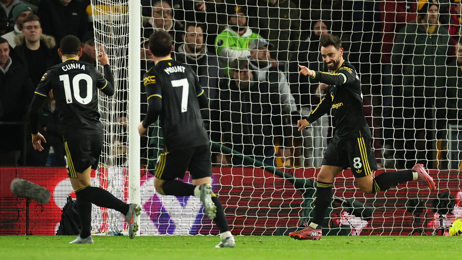 Manchester United, 3 puanı 4 golle aldı