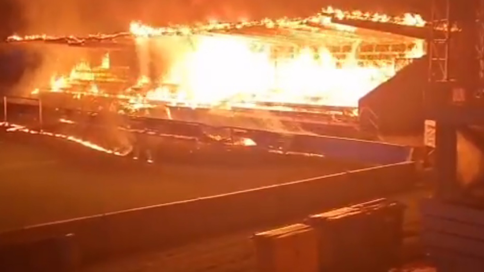 Küme düşen takımın taraftarları stadyumu ateşe verdi