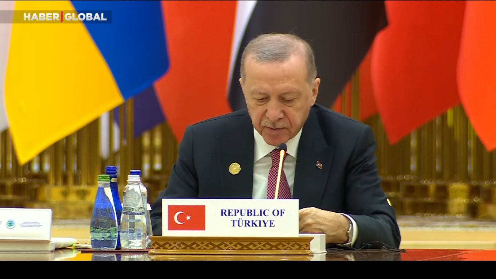 Cumhurbaşkanı Erdoğan'dan Türkmenistan'da önemli açıklamalar: Türkiye ara buluculukta önde gelen aktör.