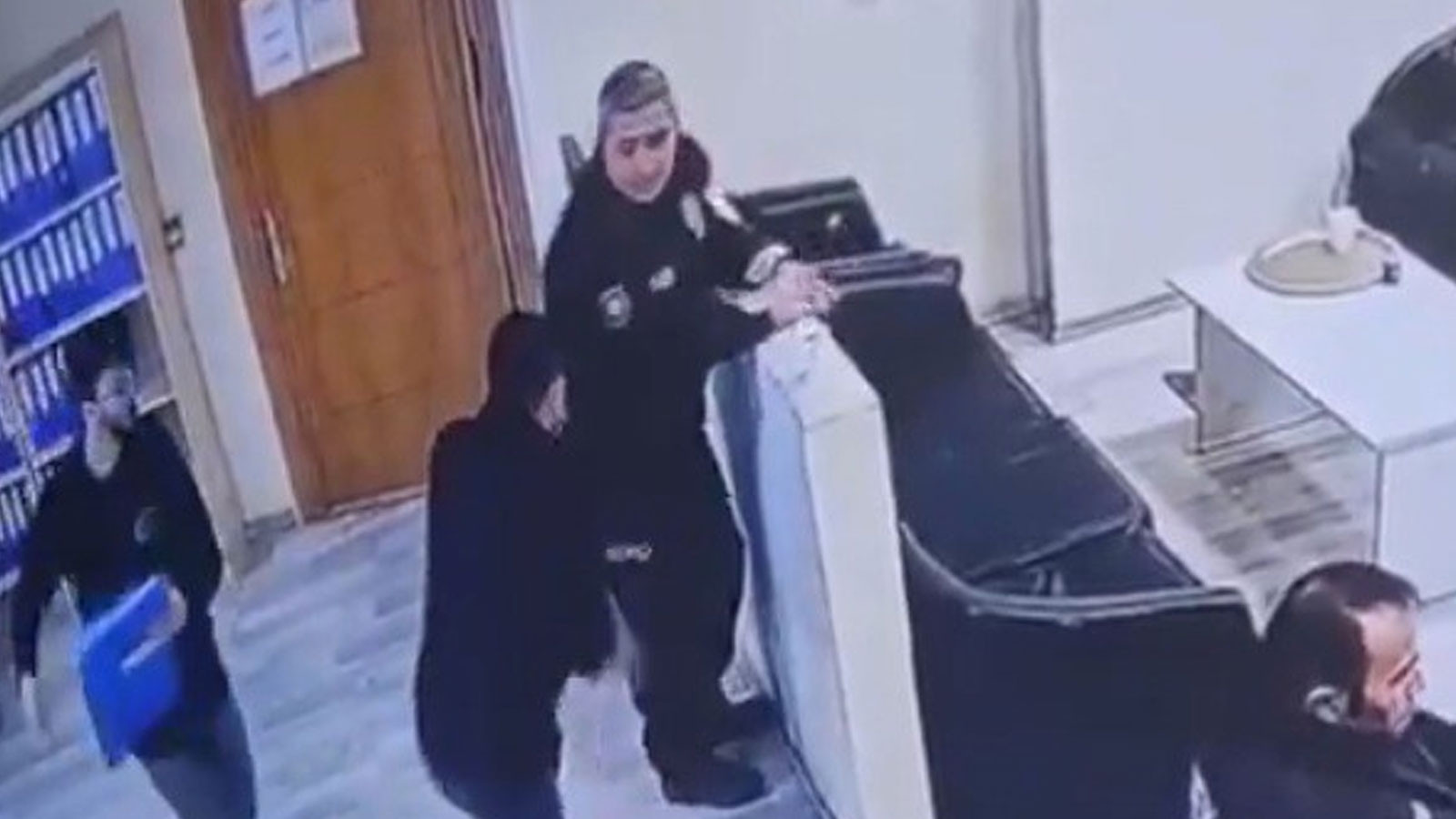 Kartal'da polis merkezinde bir şahıs bekçiye saldırarak silahını almaya çalıştı