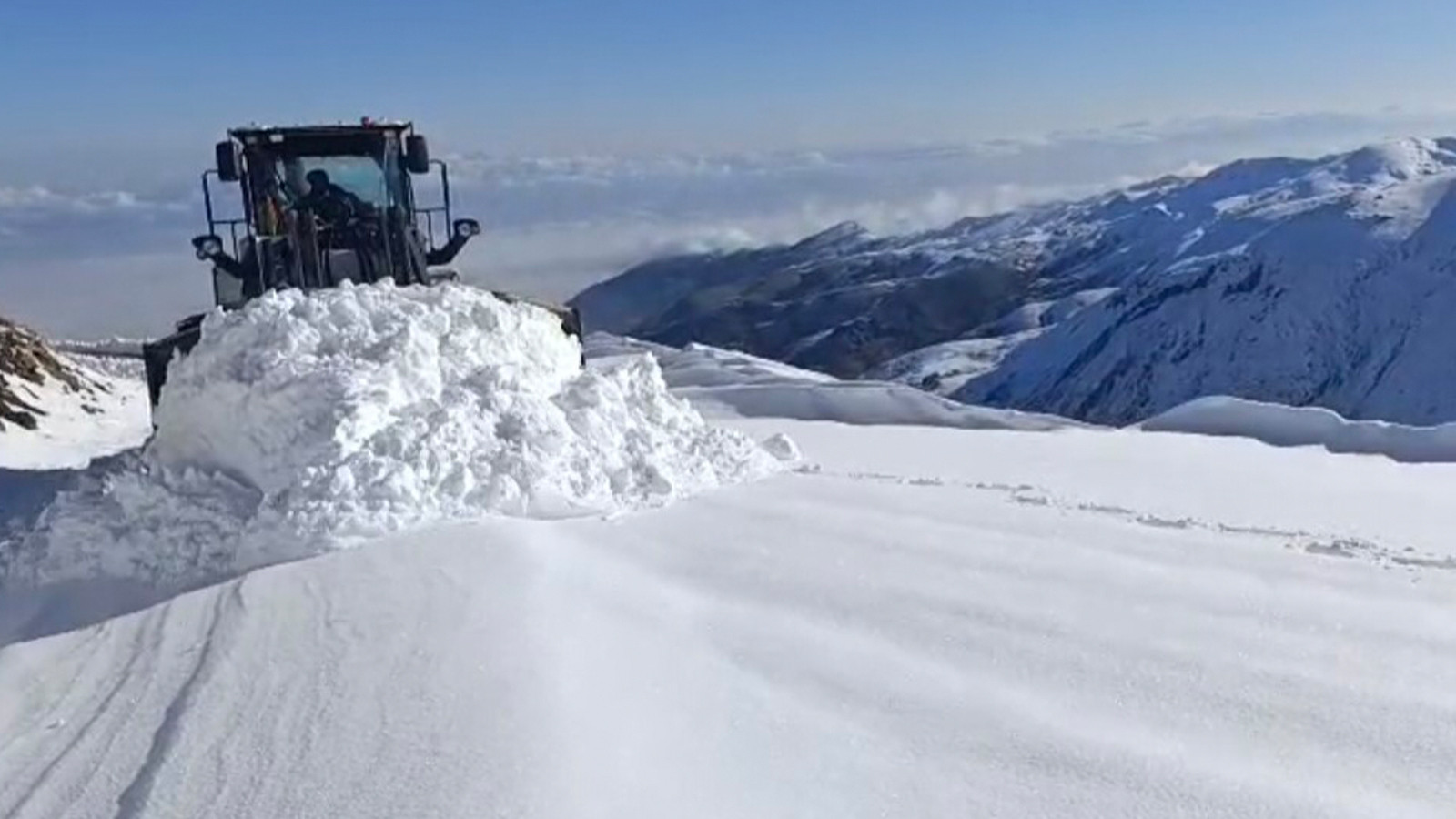 Muş'ta kar yağışı nedeniyle yollar kapandı