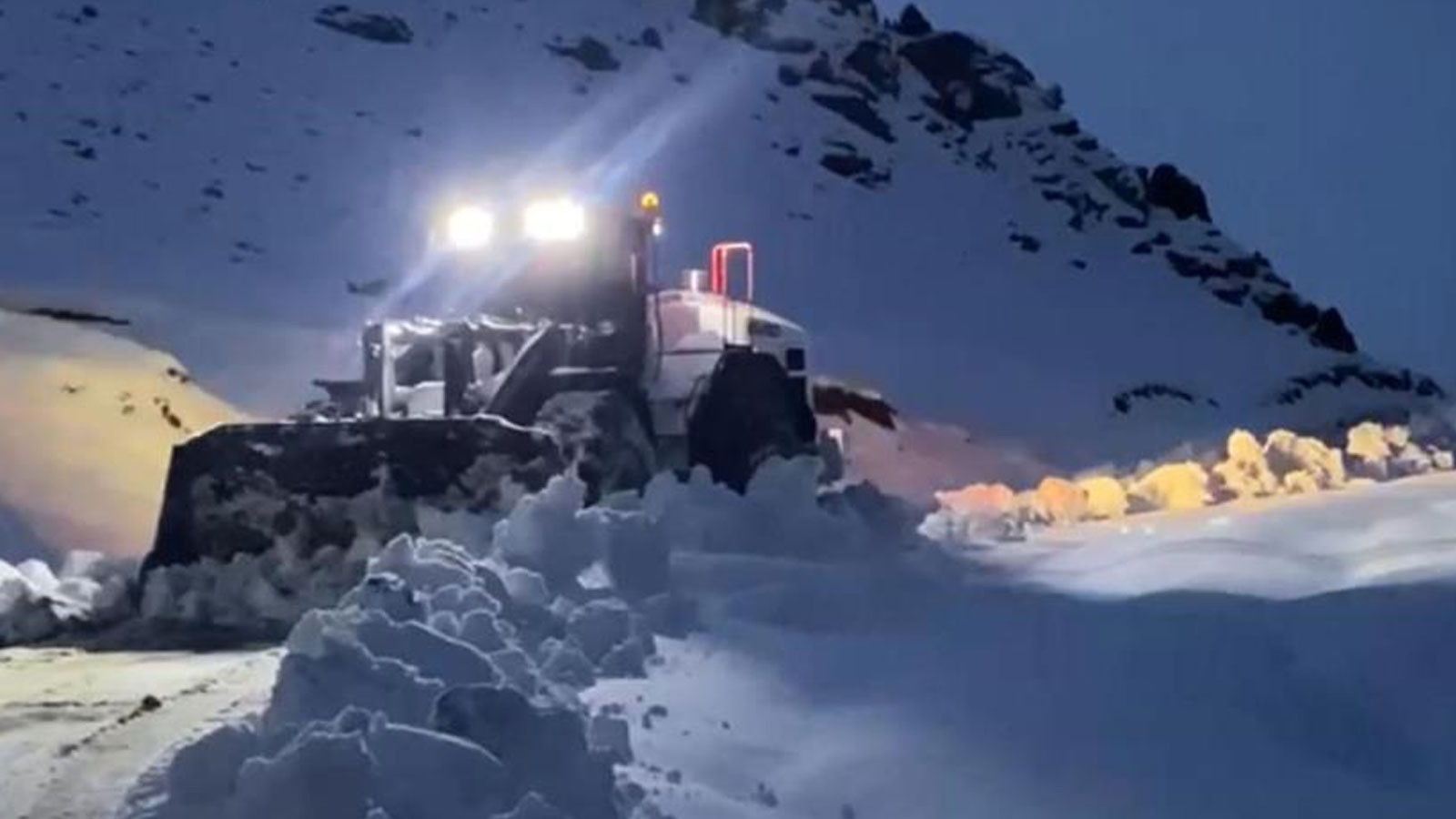 Şırnak'ta kar esareti: Ekipler eksi 20 derecede çalışıyor