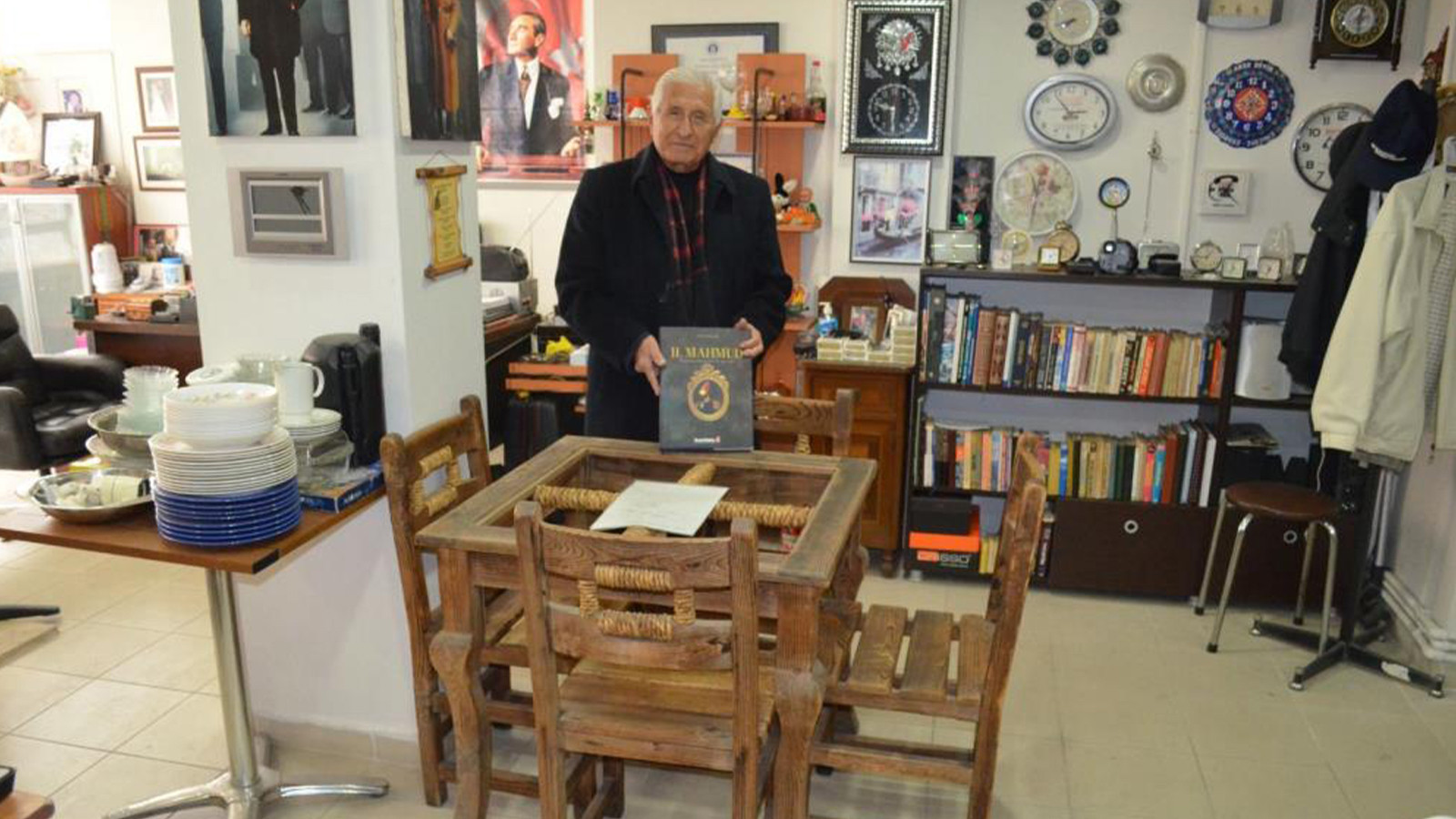 Emekli öğretmenin evinden tarih fışkırıyor! Yüzlerce eski eseri koleksiyona dönüştürdü