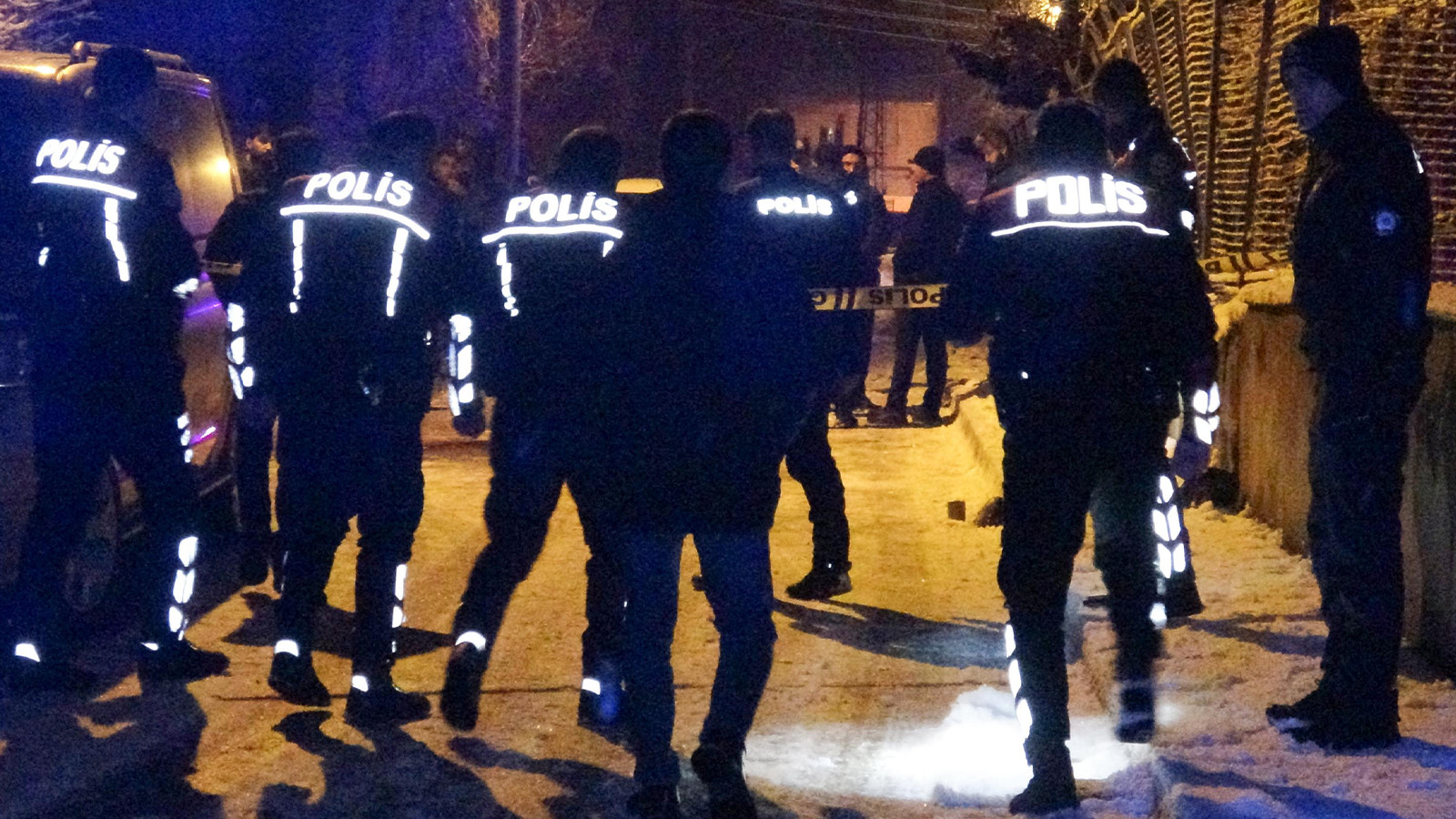 Genç adam evinin önünde tek kurşunla öldürüldü