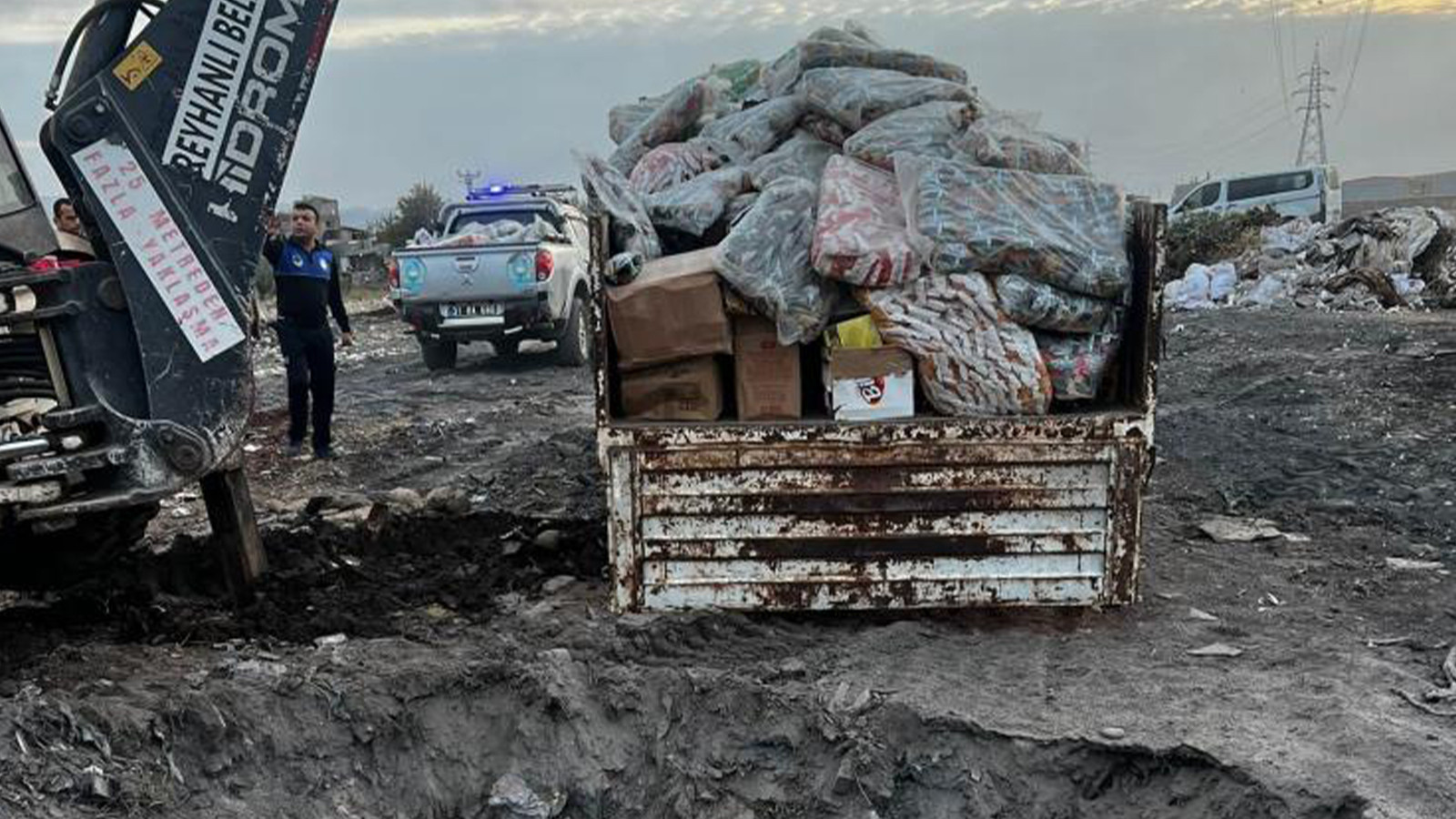 Gıda sahtekarlarının hedefinde bu kez çocuklar vardı! Kamyonlarca ürün çukura gömüldü