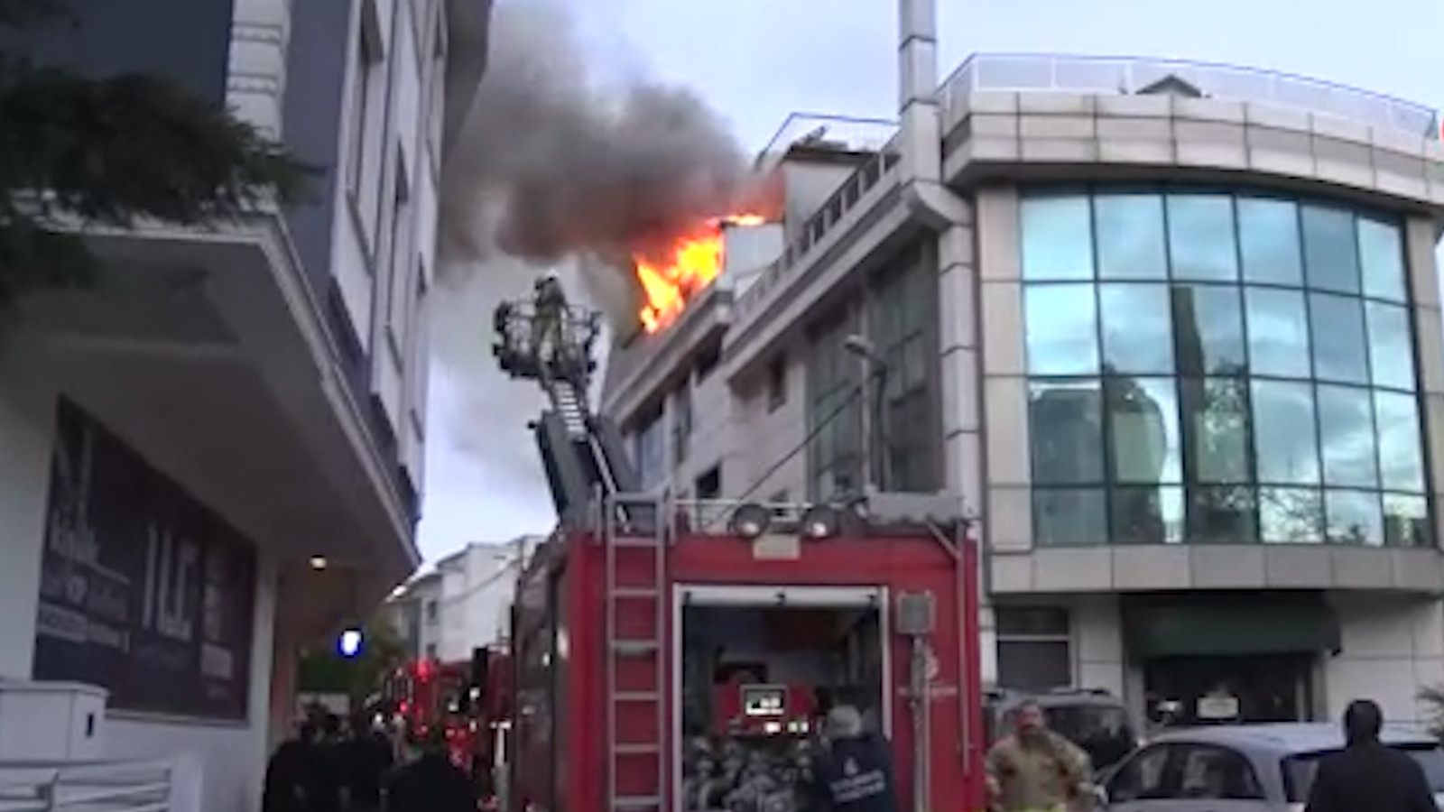 İstanbul Ataşehir'de otel yangını!