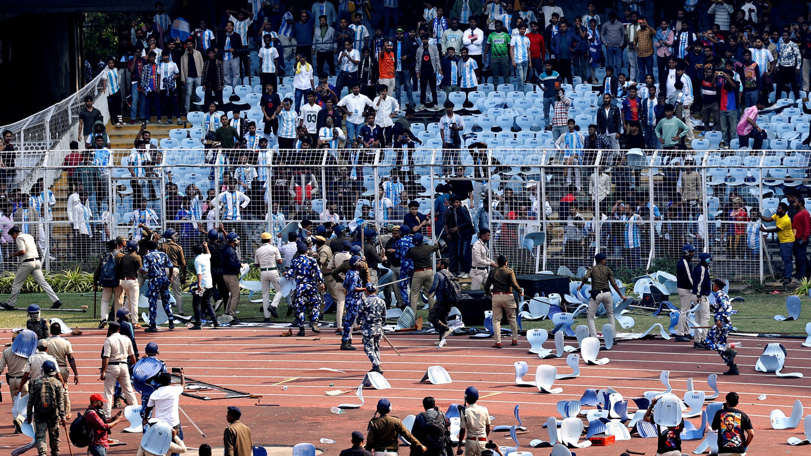 Messi coşkusu öfkeye dönüştü; taraftarlar ortalığı birbirine kattı!