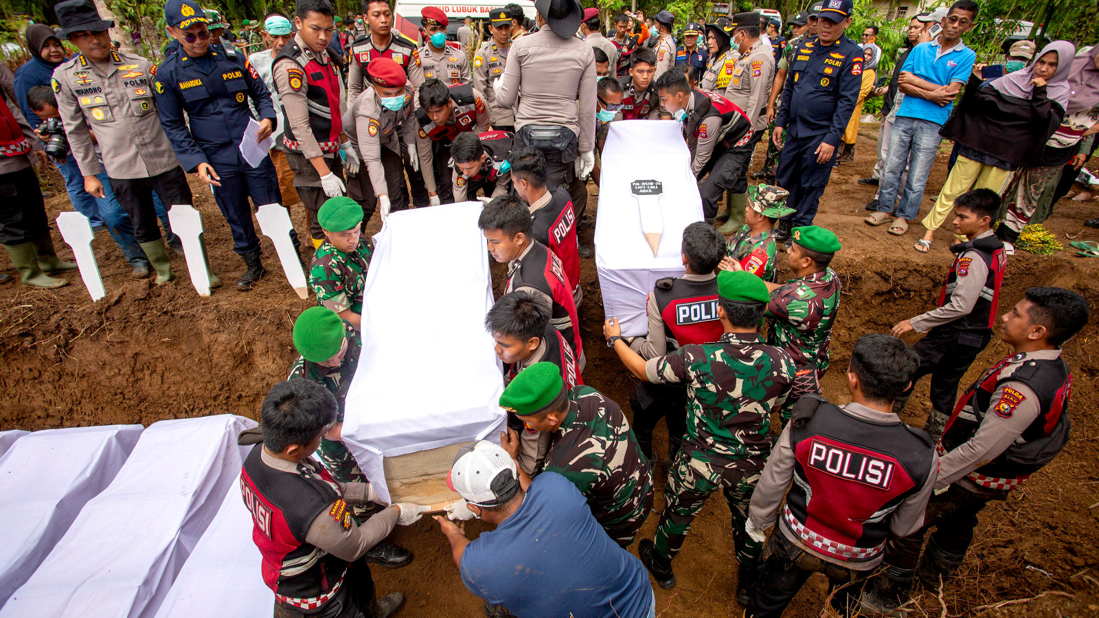 Şiddetli yağış ülkeyi yıkıp geçti; ölü sayısı 1000’i aştı