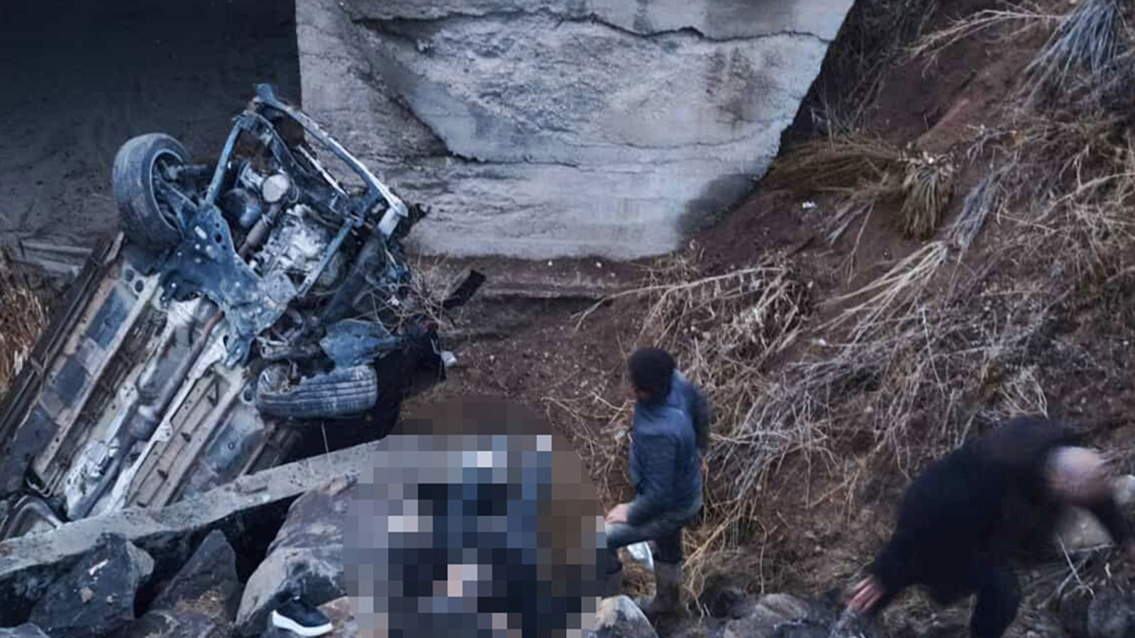 Sivas'ta otomobil menfeze devrildi: Ölü ve yaralılar var