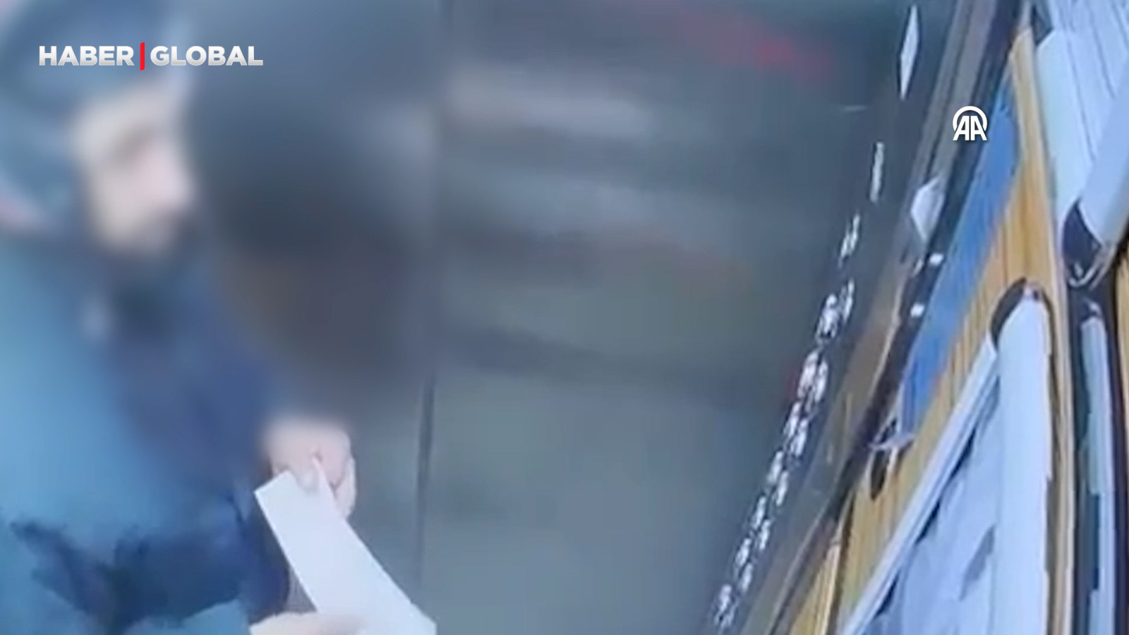 Türkiye Cumhuriyeti'nin kurucusu Ulu Önder Atatürk'ün portresine tükürmüştü, o kurye yakalandı