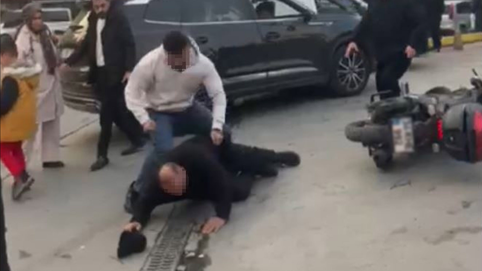 Esenyurt'ta trafikte dehşet: Sürücüyü öldüresiye dövdü