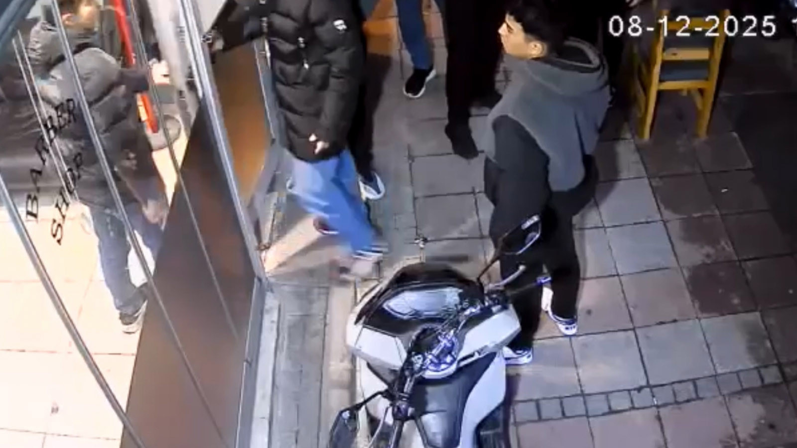 Kuaföre baltayla saldırdı, klimayı parçaladı! "Beni keseceğini söyledi"