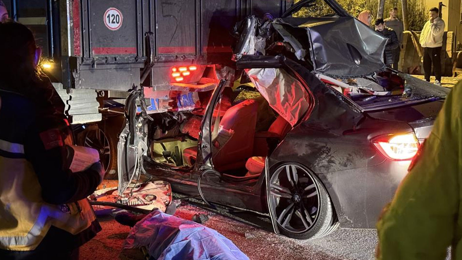 Lüks otomobil kamyona ok gibi saplandı: Ölü ve yaralılar var