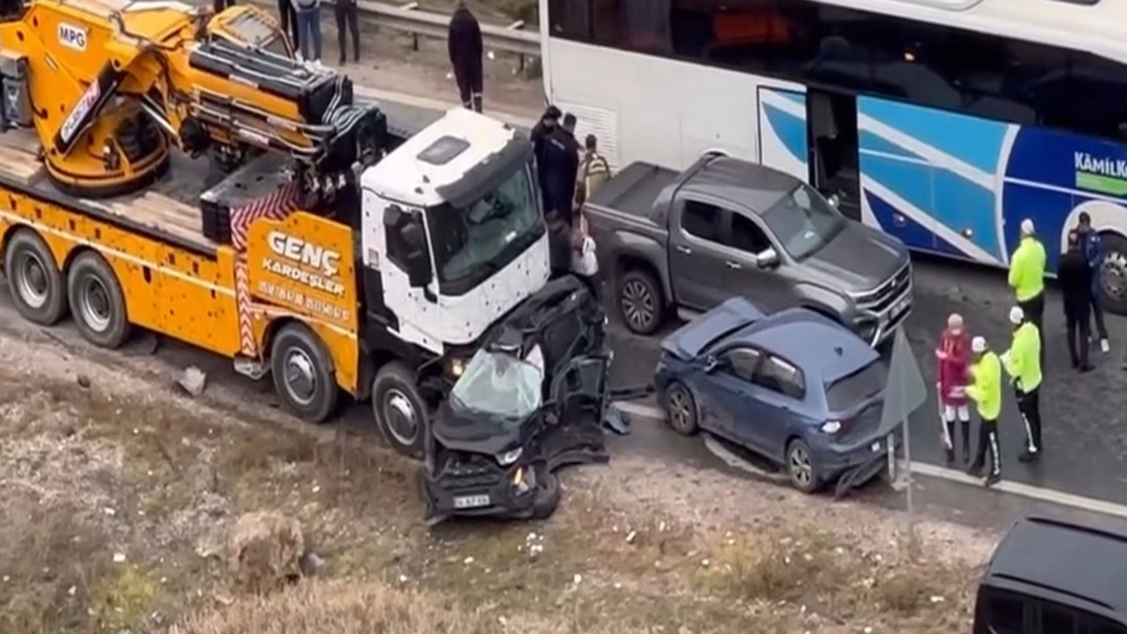 Ankara'da vinç, 13 aracı biçti!