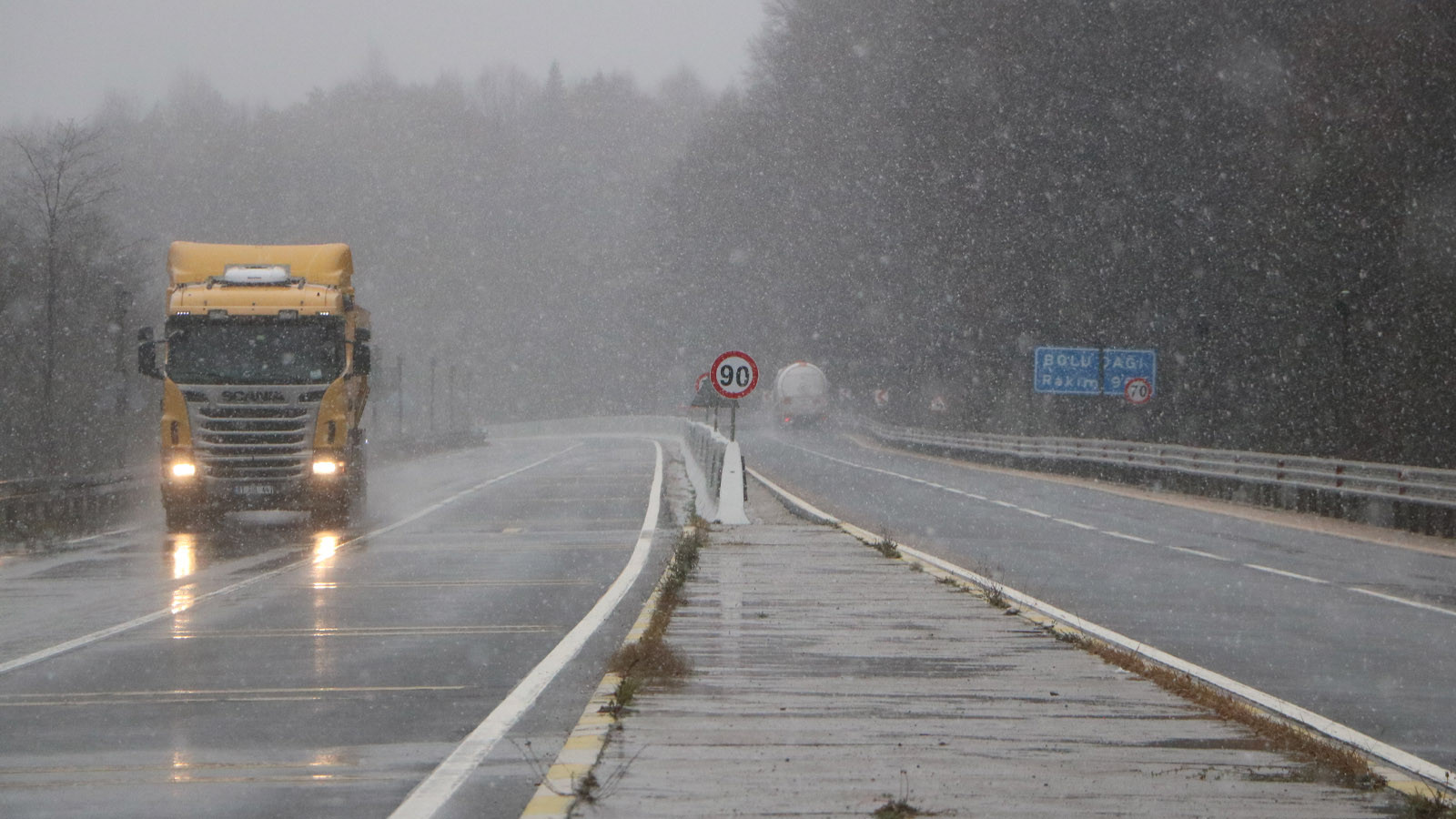 Bolu Dağı'nda kış yüzünü gösterdi: Sezonun ilk karı yağdı