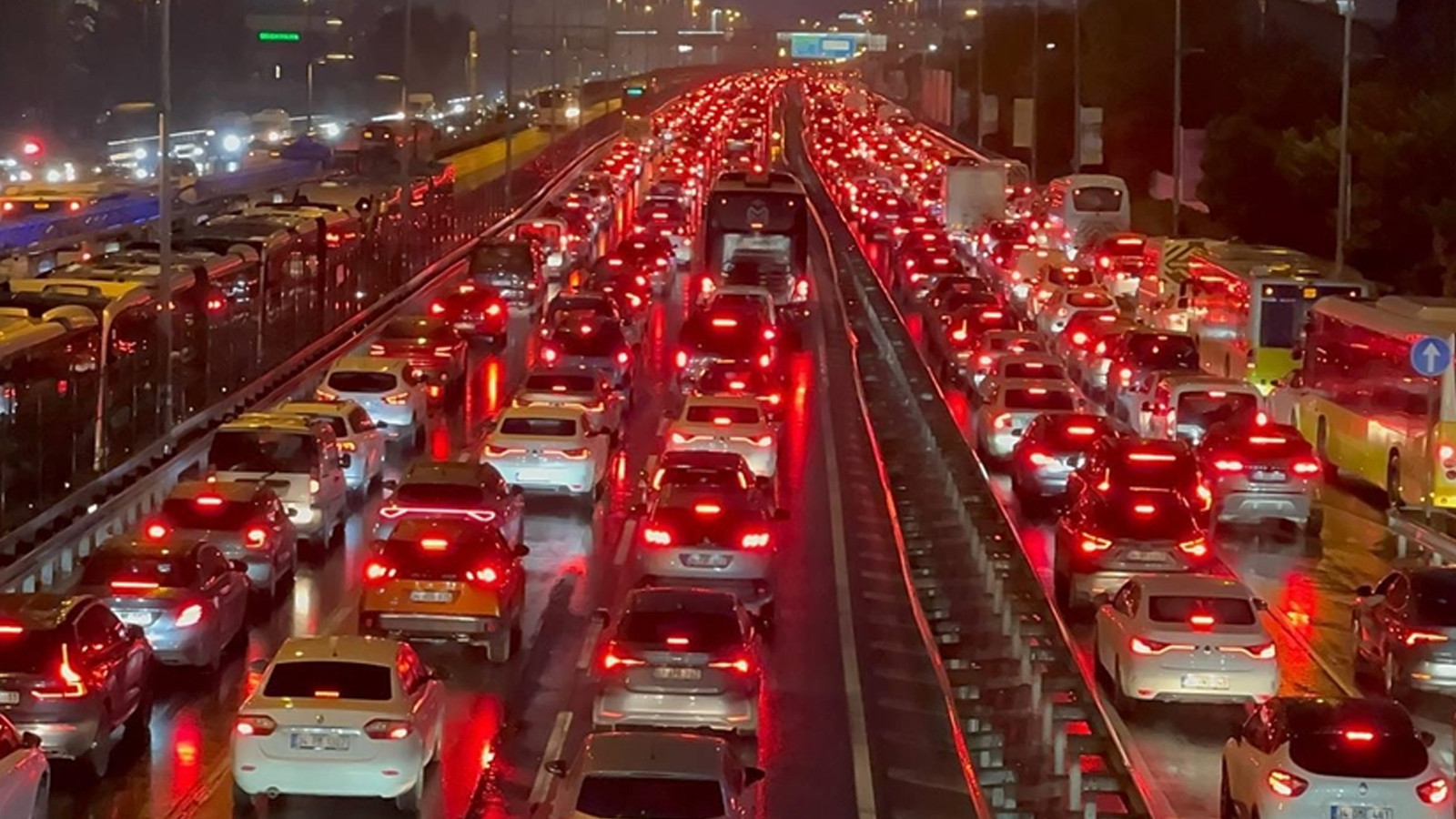 İstanbul'da trafik kilitlendi