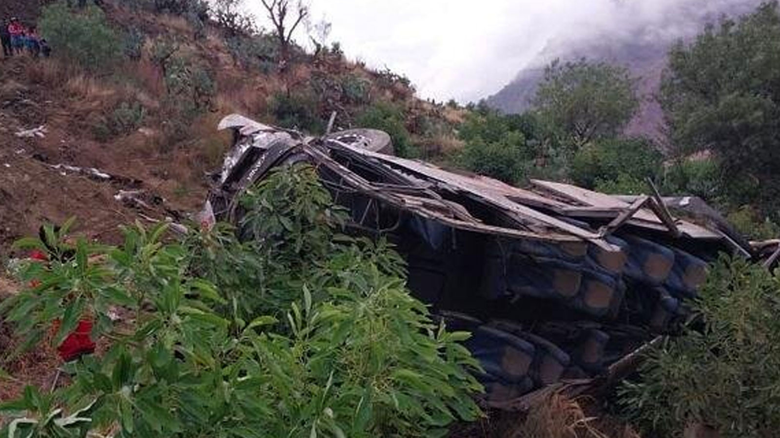 Okul otobüsü uçurumdan yuvarlandı: 17 ölü, 20 yaralı