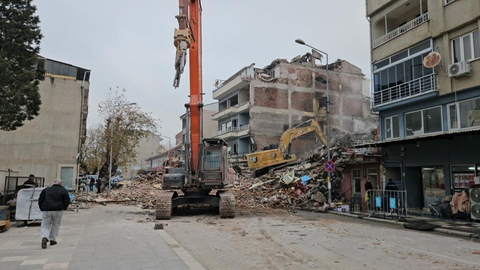 Sındırgı'da depremin izleri siliniyor