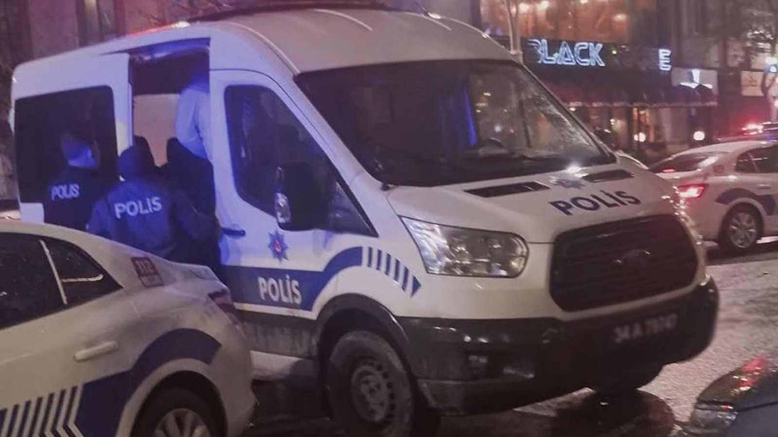 Sultangazi'de ailelerin kavgasında ortalık savaş alanına döndü