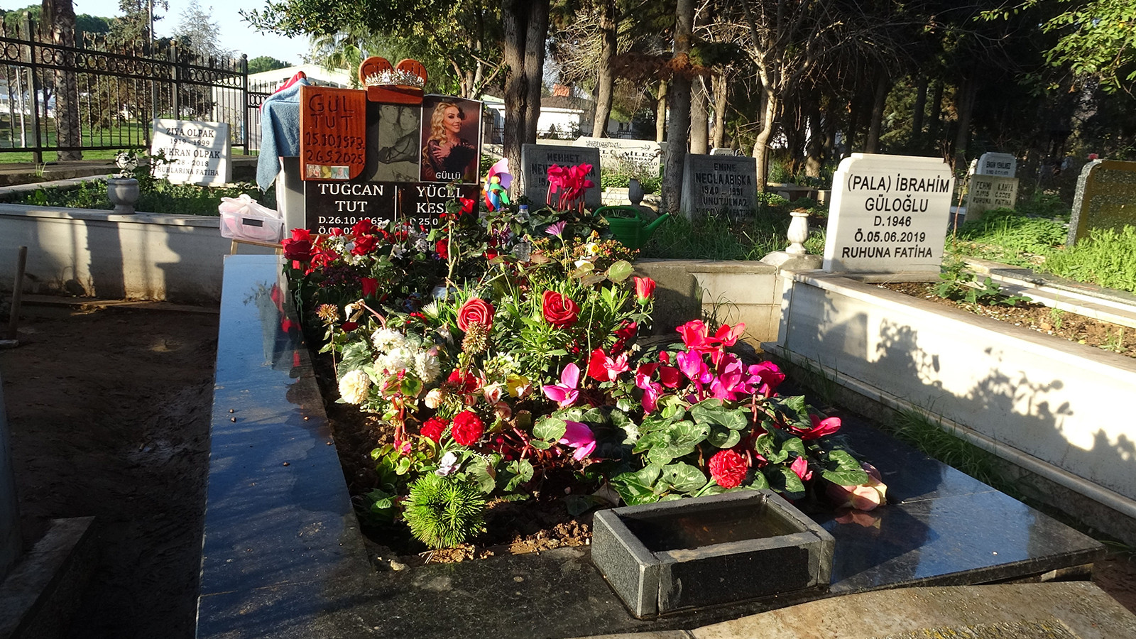 Cinayet itirafının ardından Güllü'nün mezarına akın ettiler! Gül bahçesine döndü