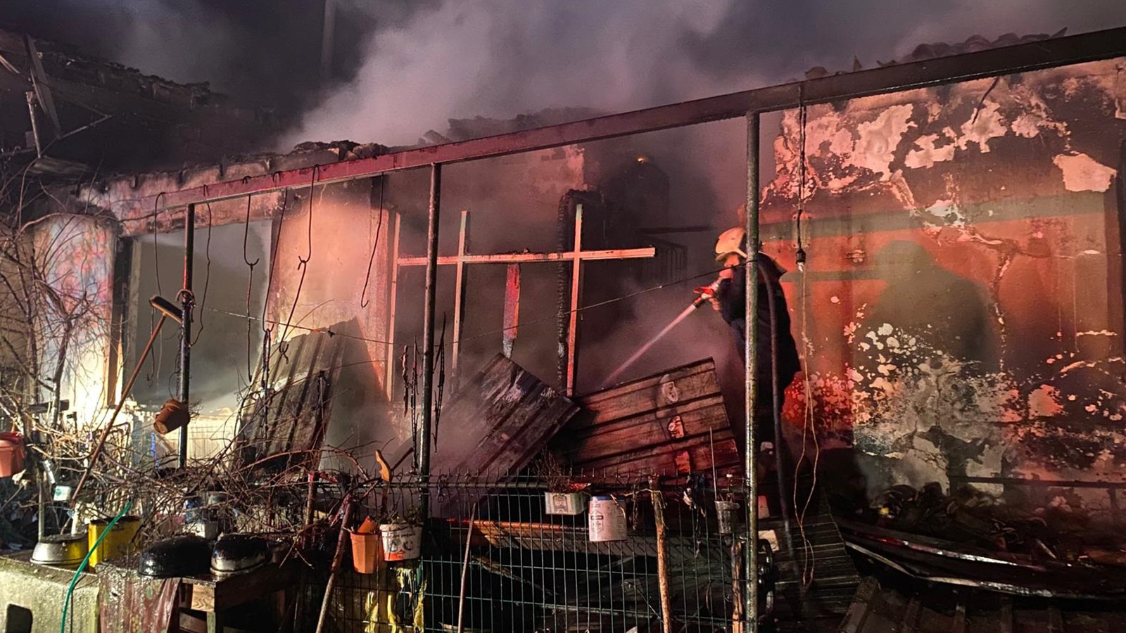 Edirne’de çiftlik yangını; 1 ev, 2 biçerdöver ve 2 otomobil yandı