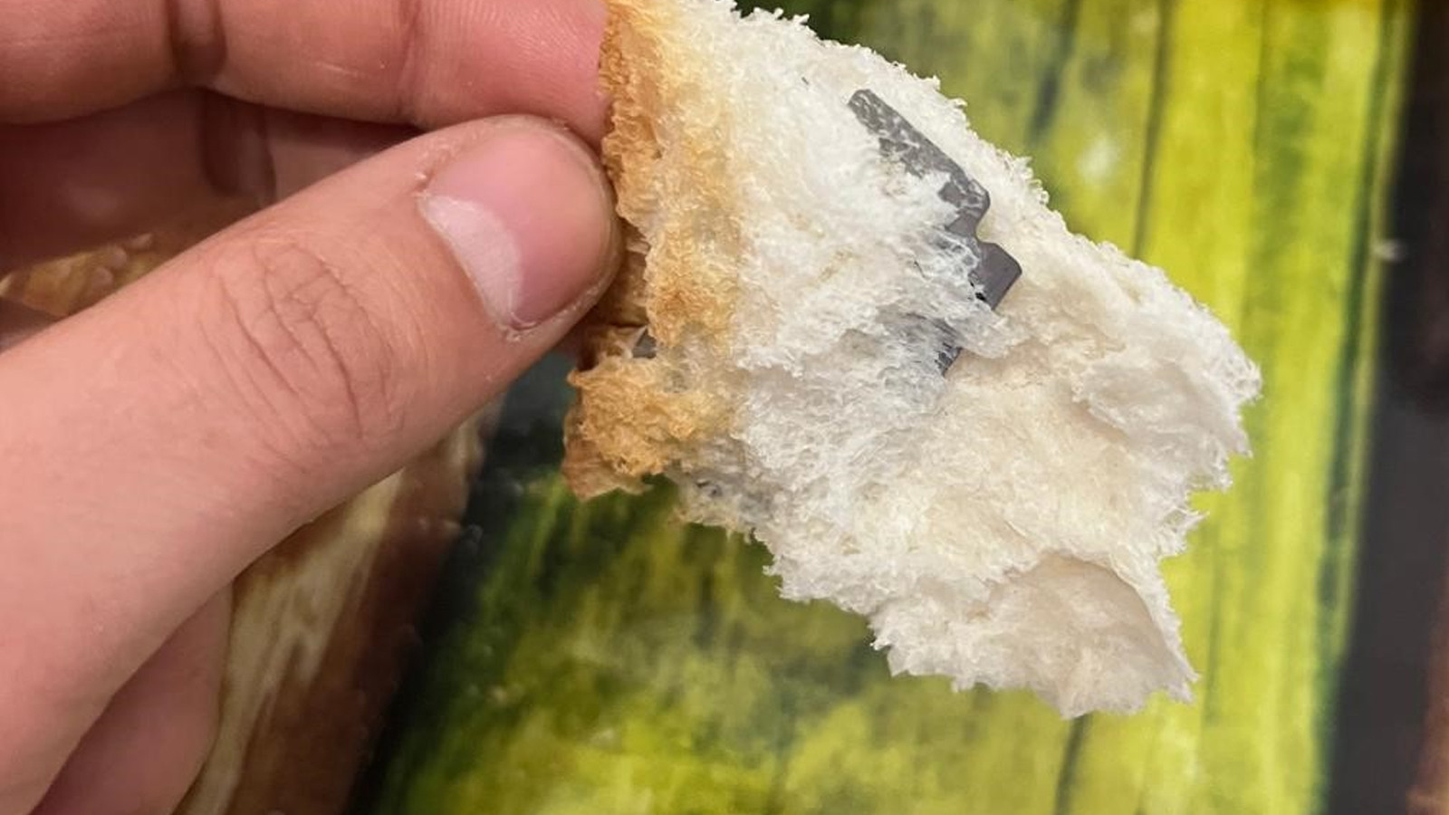 Ekmeğin içinden jilet çıktı! Şok olay