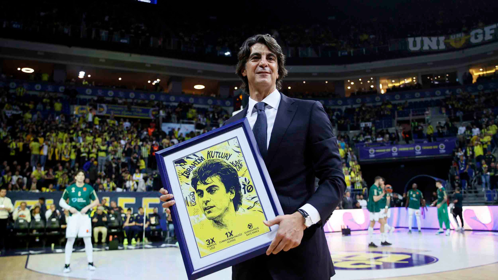 Fenerbahçe, eski milli oyuncusu İbrahim Kutluay'ı onurlandırdı