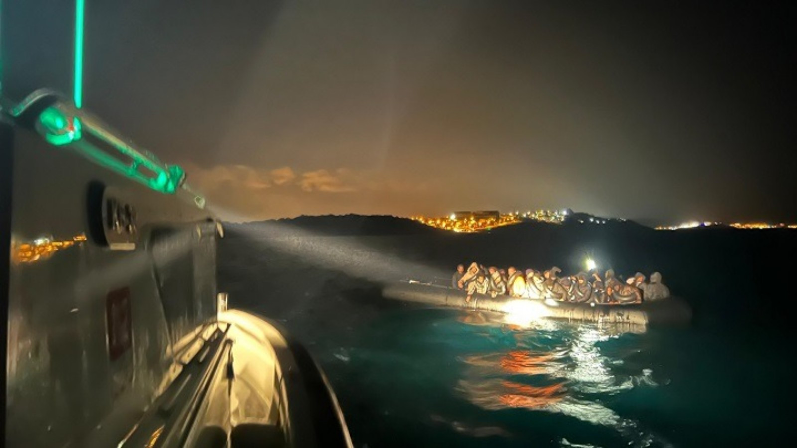 İzmir açıklarında 68 kaçak göçmen kurtarıldı