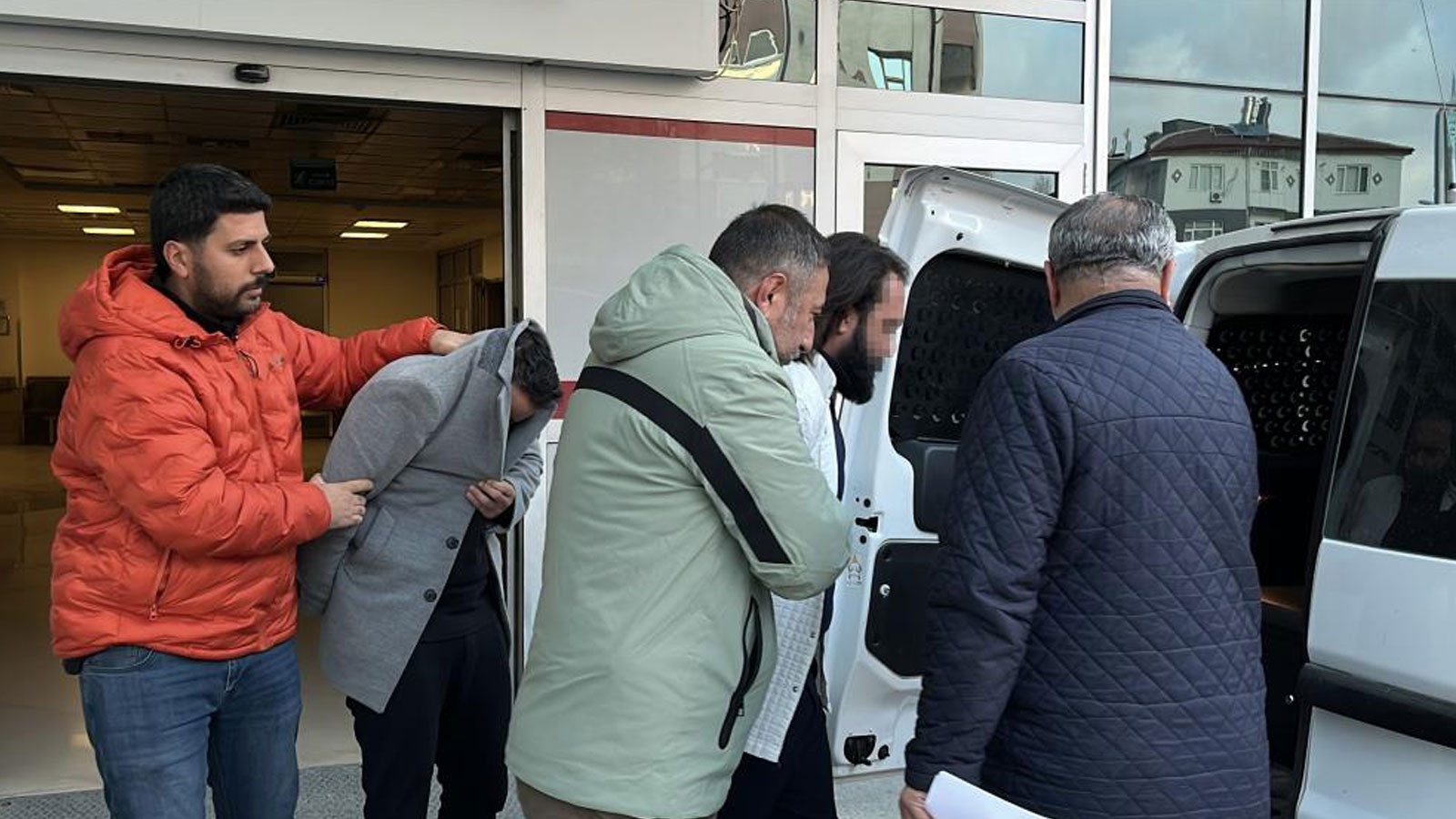 Konya'da dükkan sahibini bıçaklayan kiracı ve arkadaşı adliyeye sevk edildi