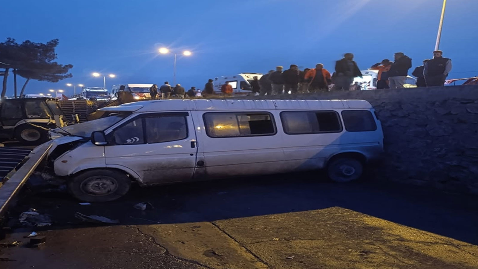 Sinop'ta feci kaza! İşçi servis minibüsü ile otomobil çarpıştı: Ölü ve çok sayıda yaralı var