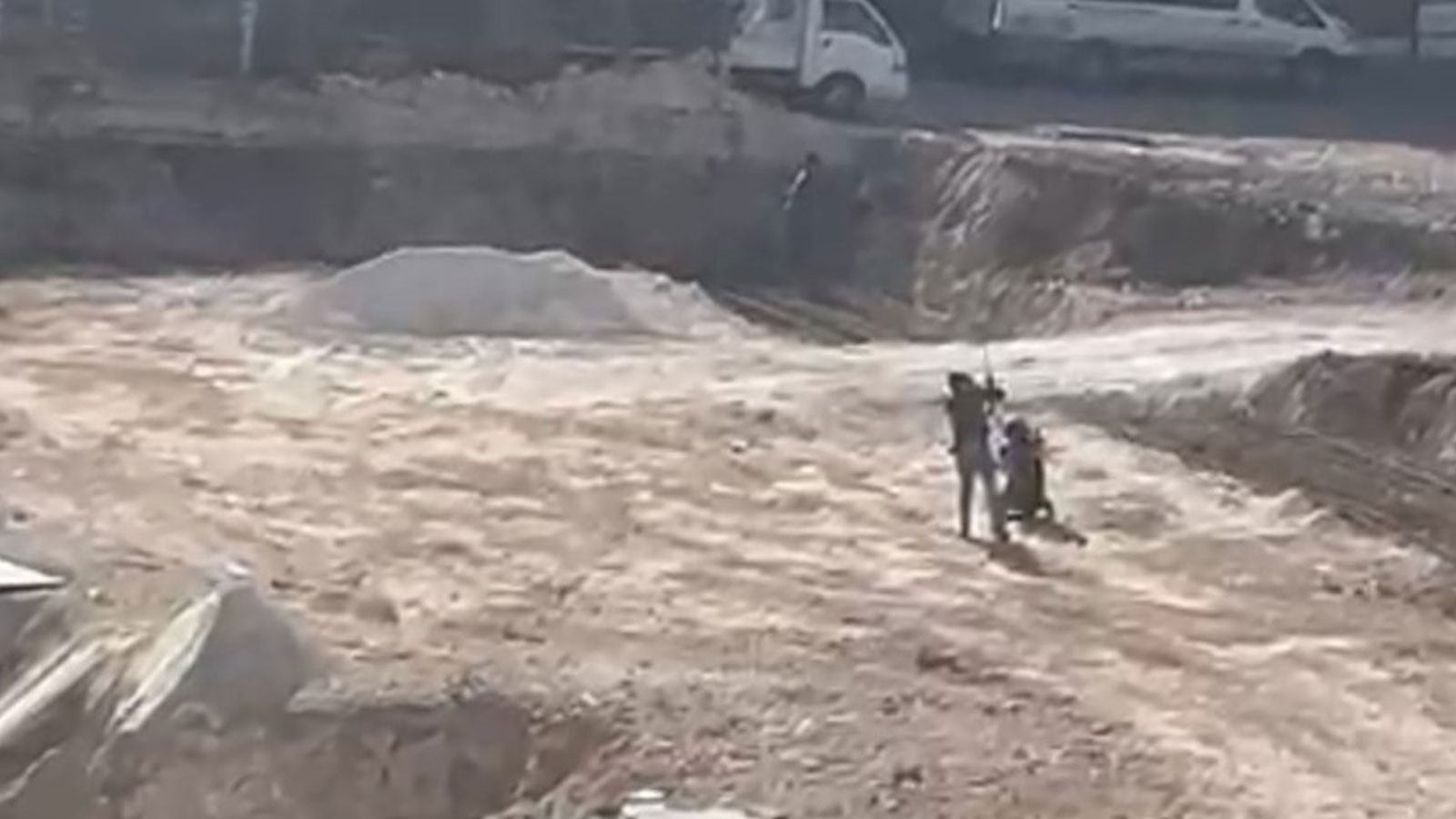 Sosyal medyada tepki gördü! Çocuk işçi inşaat alanında darbedildi